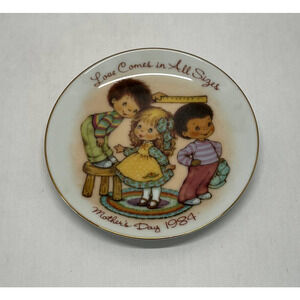 Avon Porcelain Collectors Plate 1984 "Love Comes In All Sizes" Mothers Day